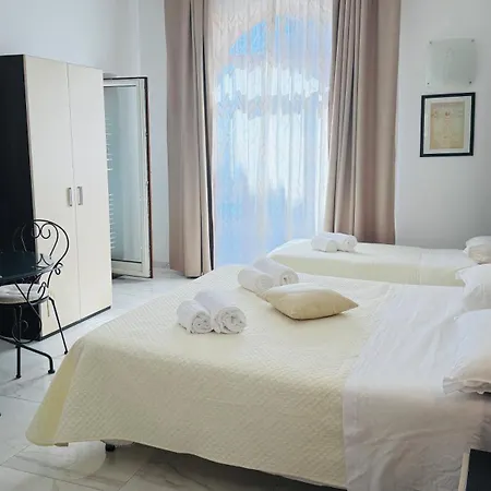 Guest house La Maison Rose *